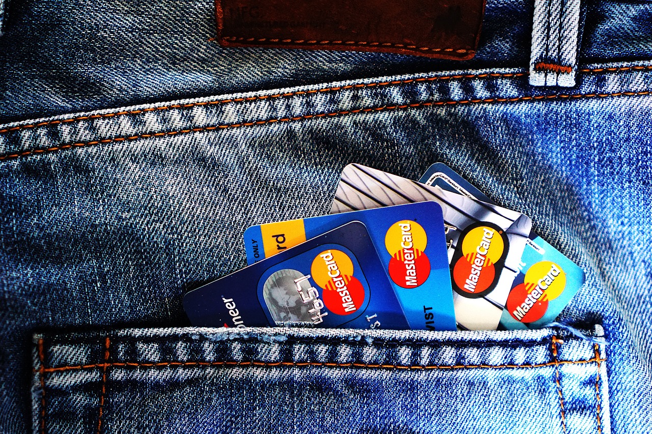 Why Credit Cards Are More Rewarding Than Debit Cards in India